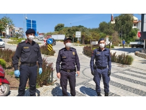 Datça’da Polis Ve Jandarma Sokağa İnip Birlikte Maske Dağıttı