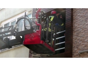 Gece Balkondan Düşen Kadının Eşi Ve Çocuklarını İtfaiye Ekipleri Kurtardı