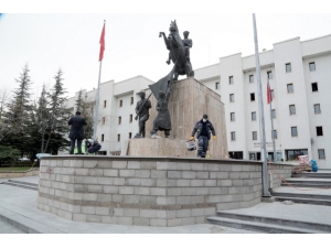 Hükümet Konağı Önünde Bakım Ve Yenileme Çalışmaları Sürüyor