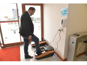 Çiğli Belediyesine Galoşsuz Girilmiyor