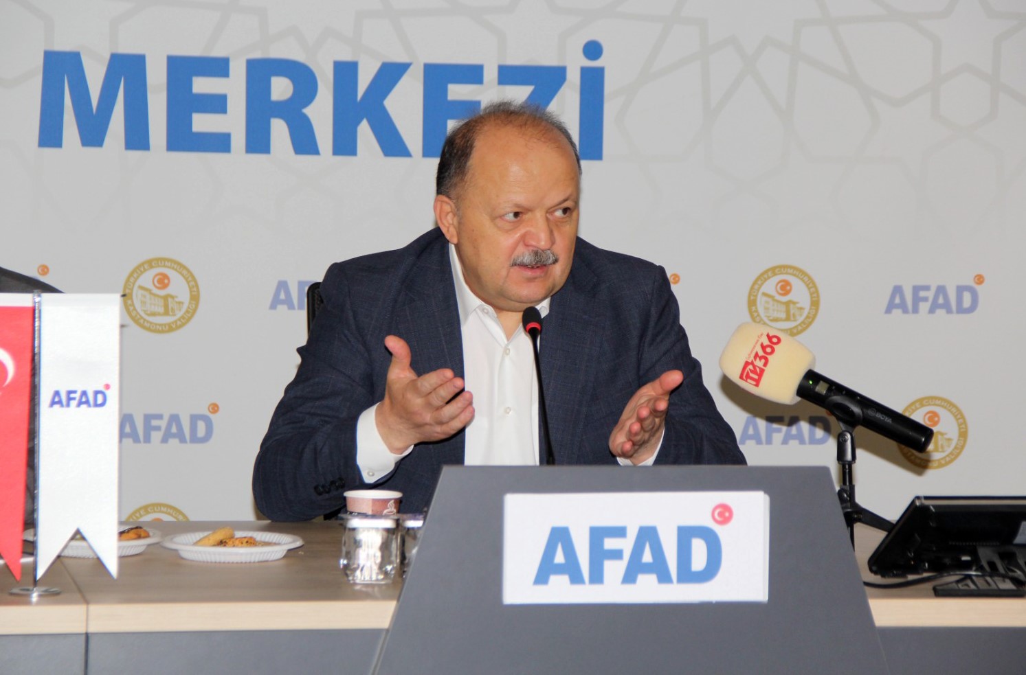 vali-dalli-dan-ormanlik-alanlara-sigara-izmariti-cam-sise-gibi-malzemeleri-atanlara-tepki