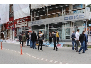 2. Kattaki İskeleden Düşen İşçi Yaralandı