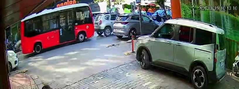 bandirma-da-minibus-yayaya-yol-veren-otomobile-carpti