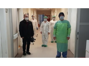 Uşak’ta Korona Virüsü Yenen Biri Doktor 5 Hasta Alkışlarla Taburcu Edildi