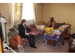 Kaymakam Pişkin, Evde Canı Sıkılan Vatandaşa Sohbete Gitti