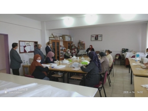 Gördesli Kadınlar Gönüllü Olarak Maske Üretiyor