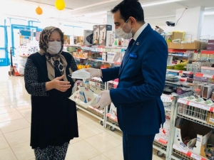 Çiçekdağı Kaymakamı Vatandaşa Maske Dağıttı