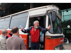 Tahliye Olanlar Sosyal Mesafeyi Bırakıp Yakınlarına Sarıldı