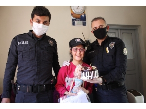 Polisten Down Sendromlu Gizem’e Doğum Günü Sürprizi