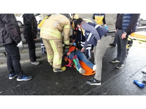 Bariyere Çarparak Sürüklenen Araçtaki Yaralı Yanmaktan Son Anda Kurtarıldı