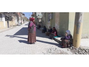 Sosyal Mesafe Kuralına Uyarak Sohbet Ediyorlar