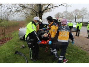 Ağaca Çaparak Hurdaya Dönen Otomobilde Sıkışan Yaralıları İtfaiye Kurtardı