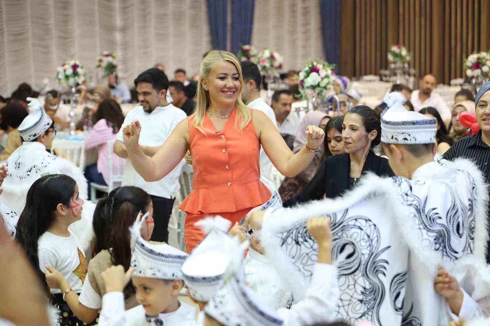 merkezefendi-de-6-kez-duzenlenen-sunnet-soleni-cocuklarin-yuzunu-guldurdu