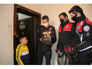 7 Yaşındaki Fatih’e Polislerden Sürpriz Doğum Günü