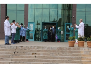 Diyarbakır’da Korona Virüsü Yenen 12 Hasta Alkışlar Eşliğinde Taburcu Edildi