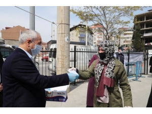 Başkan Büyükgöz Semt Pazarında Maske Ve Eldiven Dağıttı