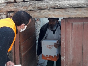 Kuşadası Kaymakamlığı Gıda Yardımlarını Sürdürüyor