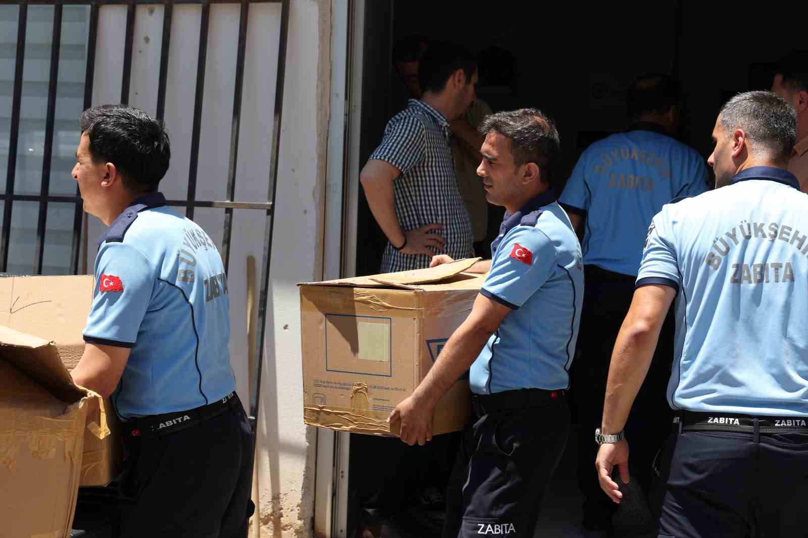 antalya-da-zabita-4-bin-322-sahte-parfume-el-koydu