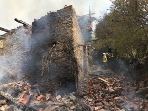 İzmir’de Alevler Bitişik Yapılara Da Sıçradı; Büyüyen Yangın Söndürüldü