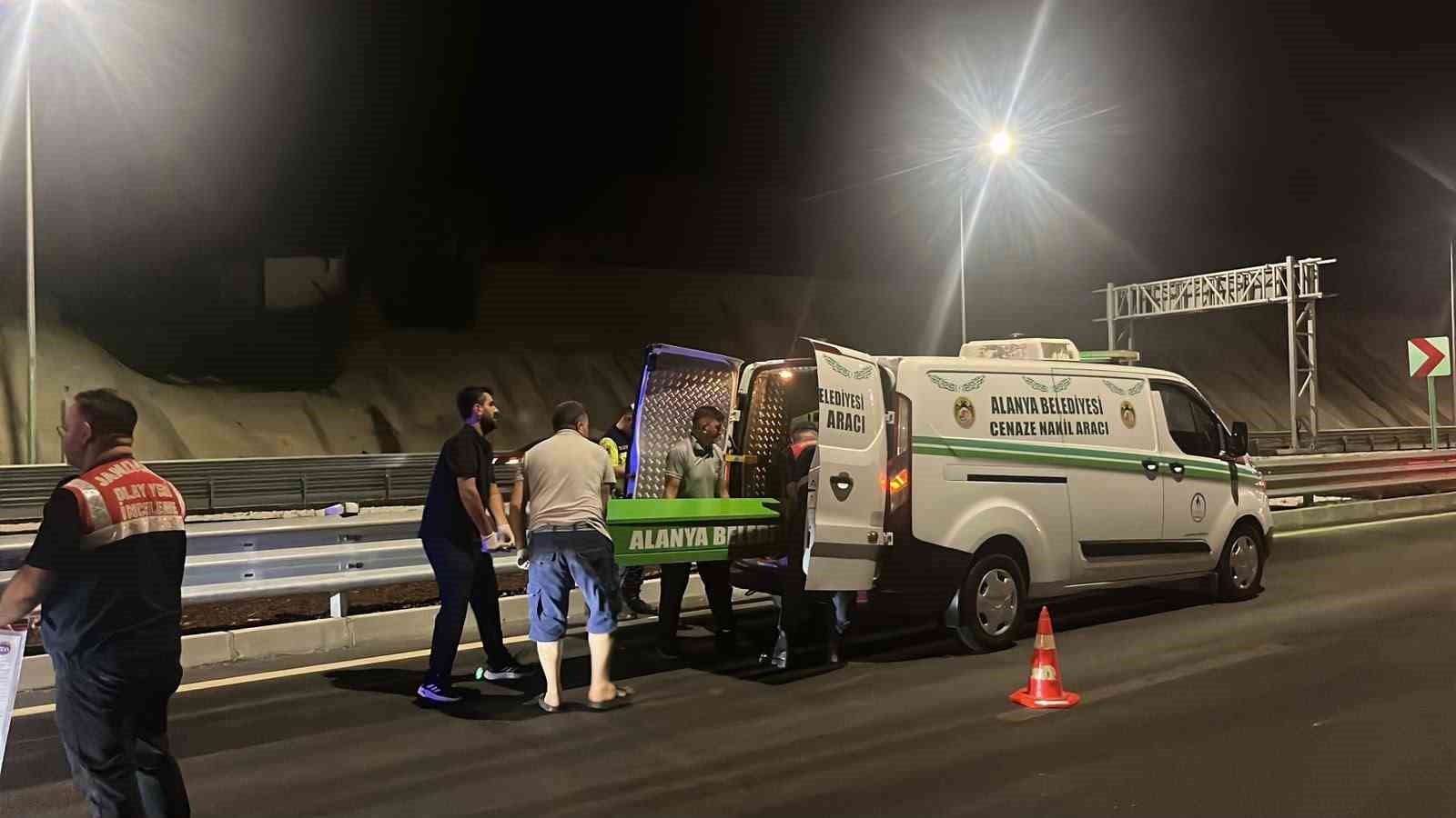 alanya-da-motosiklet-bariyerlere-carpti-surucu-hayatini-kaybetti