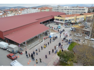 Antalya’da Semt Pazarında 1 Kilometrelik Kuyruk