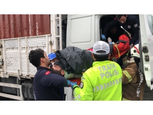 Beylikdüzü Liman Yolu Tem Bağlantı İstikametinde 2 Tırın Karıştığı Kazada Sürücülerden Biri Tırda Sıkıştı. Kazada 2 Kişi Yaralanırken Trafiğe Kapanan Yolda Kilometrelerce Kuyruk Oluştu.