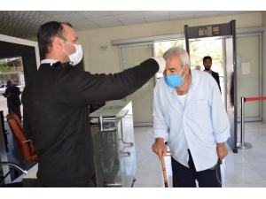 Belediyeye Gelenlerin Ateşi Ölçülüyor