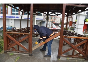 Vatandaş Uyarıyı Dinlemedi, Belediye Ekipleri Bankları Tek Tek Söktü