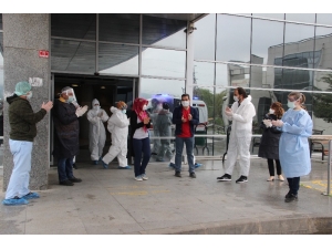 Karı Koca Çift Korona Virüsü Yendiler, Alkışlarla Taburcu Oldular