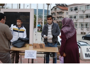 Yayladağı Kaymakamı Yılmaz Vatandaşlara Maske Dağıttı
