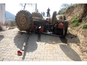 Traktörün Altında Kalan 7 Yaşındaki Çocuk Hayatını Kaybetti