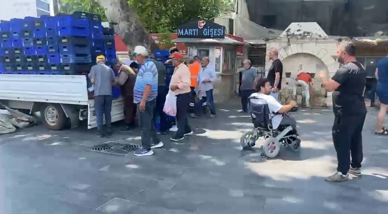 halde-alici-bulamadigi-4-ton-domatesi-vatandaslara-ucretsiz-dagitti