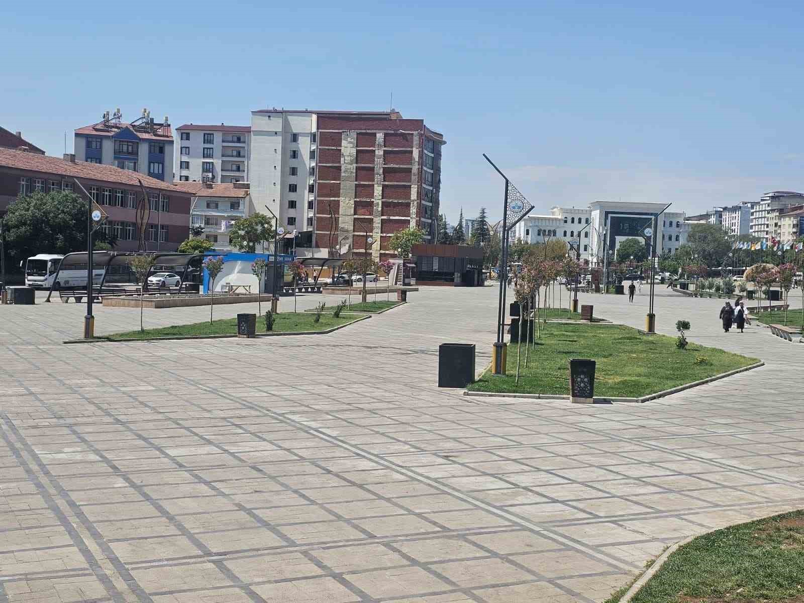 elazig-da-sicaklar-cadde-ve-sokaklari-tenhalastirdi