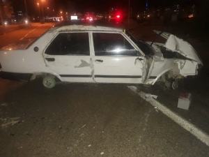 Otomobil Refüje Çarptı, Sürücü Kazayı Küçük Sıyrıklarla Atlattı