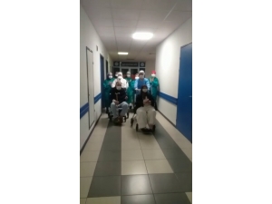 Korona Virüsü Yenen 80 Ve 81 Yaşındaki Çift Taburcu Edildi