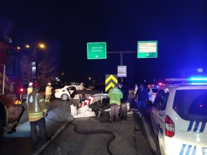 Tem’de Otomobil Bariyerlere Ok Gibi Saplandı: 2’si Ağır 3 Yaralı