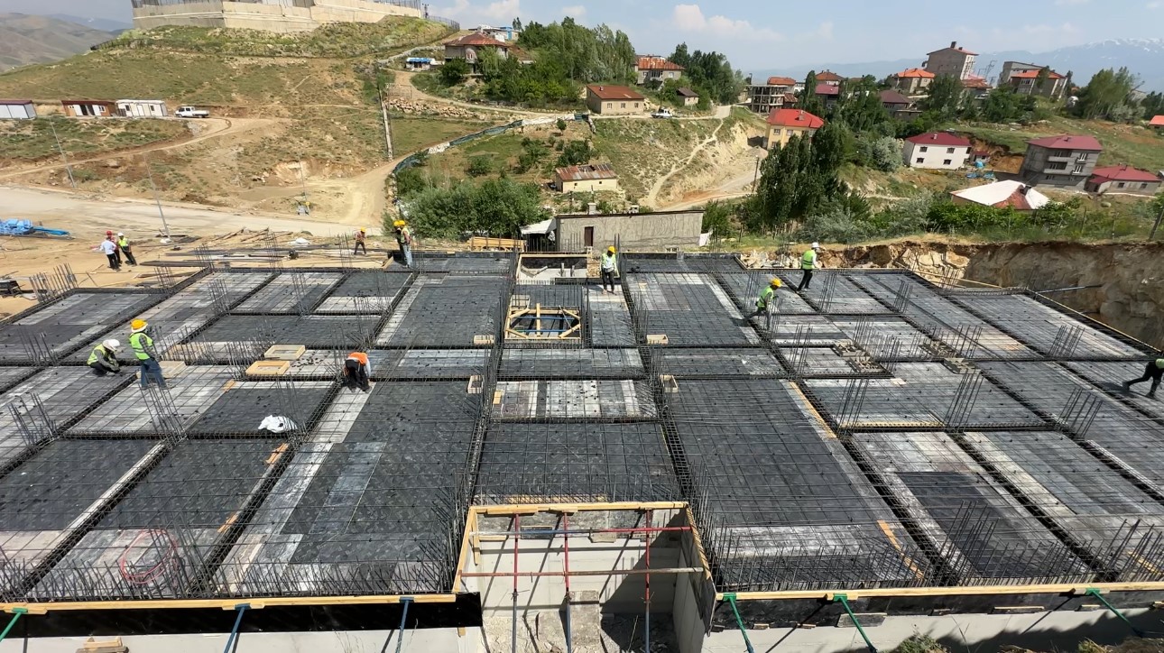 yuksekova-da-guvenli-konut-hamlesi-pizok-mevkiinde-48-konutun-yapimi-suruyor