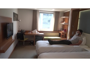 Sağlık Çalışanı Kaldığı Otelden 10 Gündür Göremediği Ailesine Seslendi