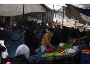 Fatih’teki Pazar Yerinde Sosyal Mesafe Kuralına Uyulmadı
