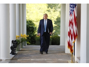 Trump, Yardım Çeklerine Kendi İsmini Yazdırdı