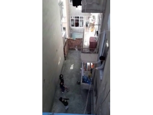 İstanbul’da Sokağa Çıkma Yasağı Olan Çocuklar Pencereden Top Oynadı