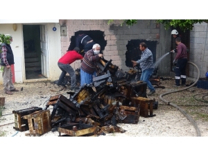 Yangın Çıkan Depodaki Otomobil Ve Motosiklet Hurdaya Döndü