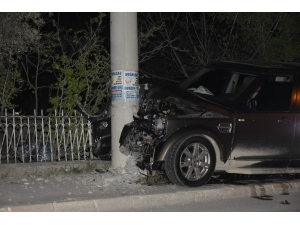 Ogs Direğine Çarpıp Kaçan Şoför Mahalleyi Elektriksiz Bıraktı