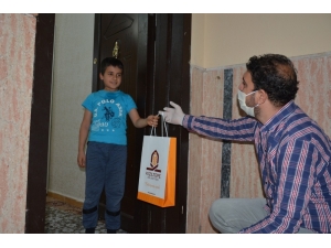 Kızıltepe’de İlkokul Öğrencilerine Kitap Dağıtılıyor