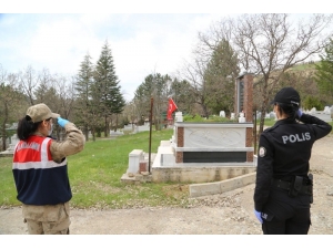 Tunceli’de Polis Ve Mehmetçik’ten Şehitlere Vefa
