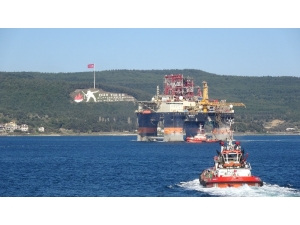 Yüzen Dev Çanakkale Boğazı’ndan Geçti