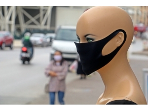 Antalya’da ’Korona’ Modası Vitrinleri Süslüyor