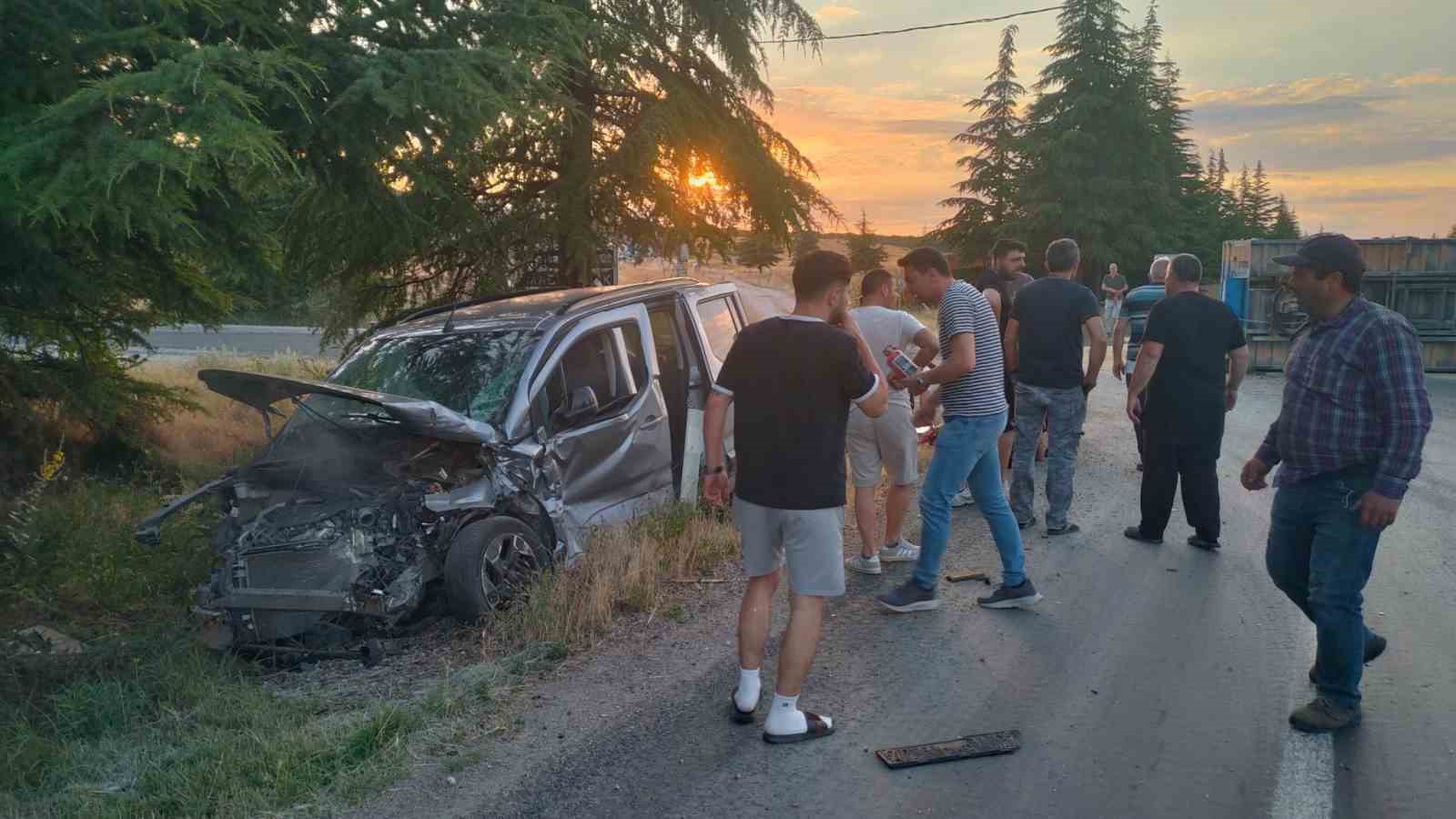 eskisehir-de-hafif-ticari-arac-ile-traktor-carpisti-2-yarali