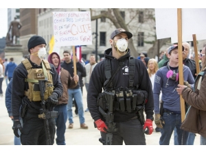 Abd’nin Michigan Eyaletinde Valinin Covid-19 Önlemleri Protesto Edildi