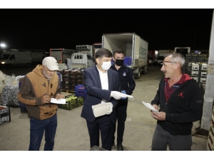 Büyükşehir Belediyesi Toptancı Hal’de Maske Dağıtımı Yaptı